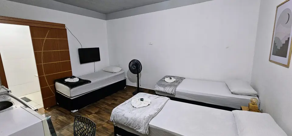 Suíte Studio 10 — banheiro e cozinha privativos — Santiago Hospedagens